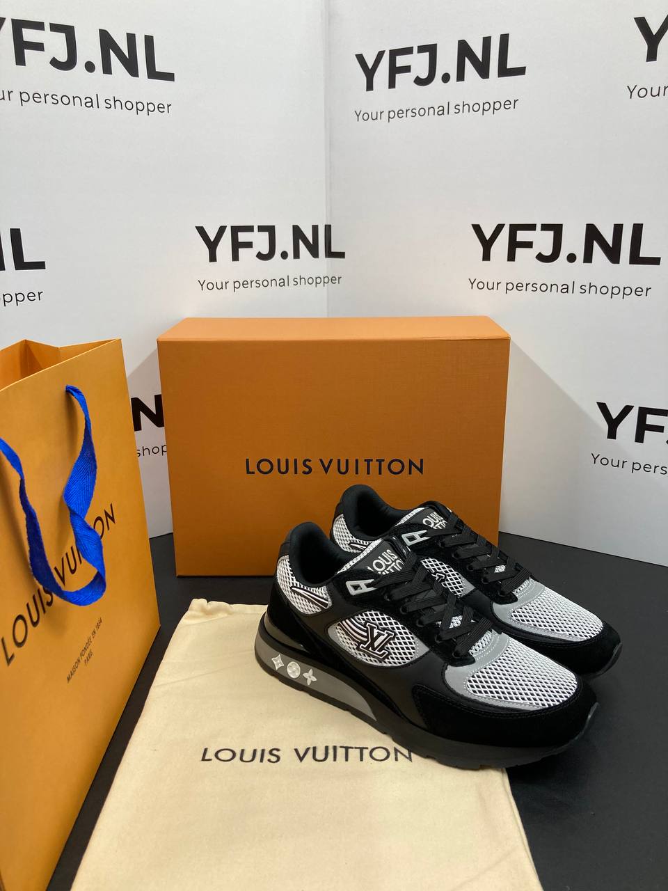 Louis Vuitton Run-Away Zwart